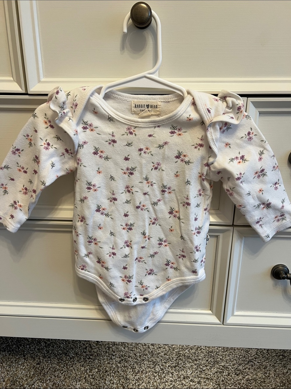 Rabbit & Bear White Floral Ruffle-Sleeve Baby Bodysuit